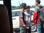 Seorang-calon-penumpang-bus-di-Pelabuhan-Merak-Banten.jpg