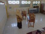 Seorang-guru-SDN-Kranggan-1-Tersono-Batang-menunjukkan-ruang-kelas-1-yang-kosong.jpg