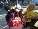 Seorang-pedagang-di-Pasar-Bandarjo-mengeluhkan-harga-daging-ayam.jpg