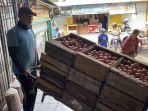 Seorang-pekerja-di-Pasar-Bandarjo-Ungaran-tengah-mengantarkan-pasokan-telur-ayam.jpg