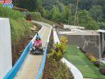 Seorang-pengunjung-mencoba-wahana-Avante-Coaster-di-wisata-Kem.jpg