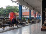 Seorang-penumpang-yang-sedang-menunggu-bus-di-Terminal-Jati.jpg