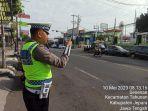 Seorang-personel-Satlantas-Polres-Jepara-saat-memantau-pelanggar-lalu-lintas.jpg
