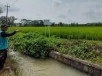 Seorang-petani-menunjukan-lahan-yang-rencananya-akan-dibangun-rutan.jpg