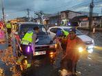 Seorang-petugas-memasang-tali-derek-satu-unit-mobil-alami-mogok.jpg