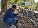 jateng/Seorang-warga-tampak-sedang-mendoakan-almarhumah-dr-Aulia-Risma-Lestari.jpg