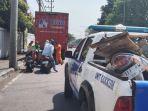 Sepeda-motor-Vega-H5311RW-diangkut-mobil-patroli-paska-menabrak-truk-yang-terp.jpg