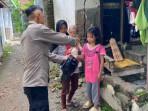 Seputar-Polri-Aiptu-Marjoko-peduli-Ketahanan-Pangan-bagikan-hasil-ternak-ayam.jpg