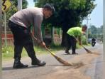 Seputar-Polri-Bhabinkamtibmas-Polsek-Bangsri-bersihkan-jalan-raya-dari-tumpahan-oli.jpg
