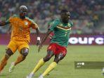 Serge-Aurier-kiri-dari-Pantai-Gading-berebut-bola-dengan-Karl-Toko-Ekambi.jpg