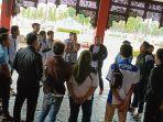 Serikat-pekerja-berkumpul-seusai-melaksanakan-rapat-pembahasan-UMK-2025.jpg