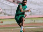 Silvio-Junior-striker-Persebaya-Surabaya-jalani-latihan-di-Stadion-Gelora-Delta-Sidoarjo.jpg