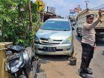 Situasi-kecelakaan-beruntun-melibatkan-motor-dan-2-mobil-terjadi-di-Jem.jpg