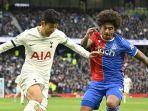 Son-Heung-min-kiri-berebut-bola-dengan-Chris-Richards.jpg