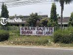 Spanduk-protes-buruh-terpasang-di-depan-Pabrik-Kusumahadi-Grup-tepatnya-di-Jalan-Solo-Tawangmangu.jpg
