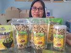 Sri-Narsih-seorang-pemilik-menunjukkan-nila-crispy-di-Banyumas.jpg