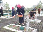 Sri-Setyorini-berziarah-ke-Taman-Makam-Pahlawan.jpg