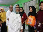 Sri-Setyorini-menyerahkan-bantuan-ke-warga-banjir.jpg