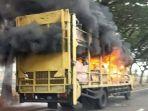 Suasana-Damkar-Demak-berusaha-memadamkan-api-yang-membakar-truk.jpg