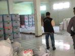 Suasana-Logistik-tahap-satu-yang-sudah-sampai-di-Kantor-KPU-Jepara.jpg