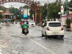 Suasana-air-sempat-merendam-kawasan-Alun-Alun-1-Kabupaten-Jepara.jpg