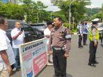Suasana-anggota-DPR-RI-H-Abdul-Wachid-saat-berkomunikasi-dengan-pengemudi-mobil-Patwal.jpg