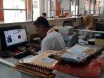 Suasana-di-PT-POS-Indonesia-Kudus-saat-menyortir-paket.jpg