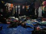 Suasana-malam-tahun-baru-di-tenda-pengungsian-di-Kampung-Gunung-Lanjung.jpg