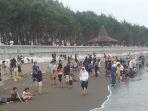 Suasana-momen-libur-Natal-2024-di-Pantai-Kemiren-Cilacap.jpg