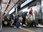 Suasana-penumpang-kereta-api-di-stasiun-wilayah-Daop-4-Semarang.jpg