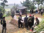 Suasana-saat-DPD-PWI-LS-Blora-melihat-makam-yang-ada-di-Bukit.jpg