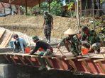 Suasana-saat-TNI-dan-warga-bergotong-royong-membangun-jembata.jpg