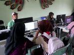 Suasana-siswa-saat-tengah-melakukan-aktivasi-akun-PPDB-di-SMA-N-1-Jepon-Selasa.jpg