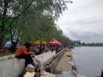 Suasana-wisatawan-di-tepi-Pantai-Marina-Semarang.jpg
