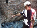 Suhartono-menunjukan-sisa-mesin-cuci-yang-hangus-terbakar.jpg