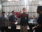 Suparto-warga-Desa-g-ke-rumahnyaya.jpg