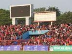 Suporter-memadati-tribun-Stadion-Gelora-Bumi-Kartini.jpg