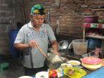 Suyatno-65-sedang-meracik-mie-gepeng-pangsit-dan-mie-ayam.jpg