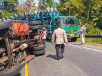 TKP-sebuah-truk-bermuatan-kayu-gagal-nanjak.jpg