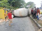 TRUK-TERGULING-Truk-molen-terguling-di-Tanjakan-Silayur-Ngaliyan-Kota-Sem.jpg
