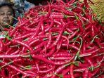 TUMPUKAN-CABAI-Royati-satu-di-antara-pedagang-cabai-di-Pasar-Karangayu.jpg