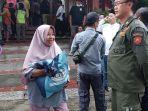 TUNGGU-GIBRAN-Warga-Sangkrah-Kecamatan-Pasar-Kliwon-Kota-Solo-Mariyanti-berjala.jpg