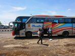 TURUN-DARI-BUS-Sejumlah-penumpukan-turun-dari-bus-jurusan-Jakarta-Surabaya-y.jpg