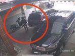 Tangkap-layar-CCTV-aksi-komplotan-pencurian-motor-naik-mobil-Pajero.jpg