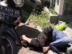 Tangkap-layar-video-amatir-pengepul-rongsokan-tergeletak-di-trotoar.jpg