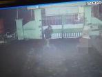 Tangkapan-layar-CCTV-milik-sekolah-saat-orang-tak-dikenal.jpg