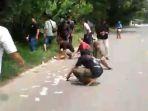 Tangkapan-layar-uang-berserakan-di-jalan-dipunguti-warga-atas-peristiwa-perampokannn.jpg
