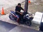 Tangkapan-layar-video-pencurian-sepeda-motor-di-halaman-Balai-Kota-Semarang.jpg