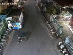 Tangkapan-layar-video-rekaman-CCTV-pencurian-sepeda-motor-di-Desa-Jontro.jpg