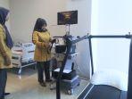 Tenaga-kesehatan-menunjukkan-fasilitas-di-Poli-Jantung-RS-Sarkies-Aisyiyah-Kudus.jpg